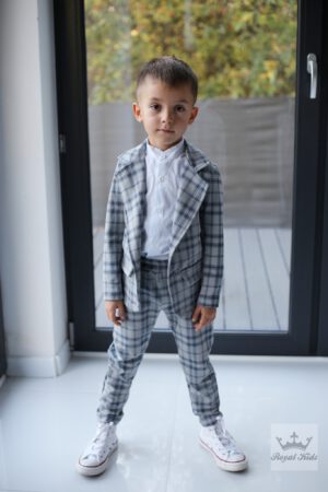 szary garnitur w kratę dla chłopca